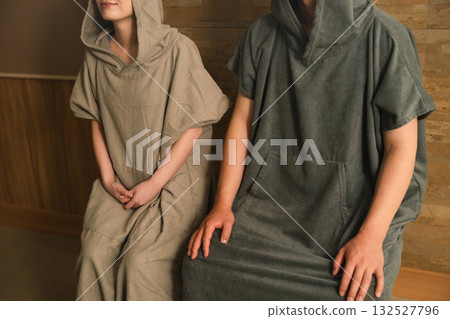 年輕夫婦在桑拿房裡出汗美容形象 年輕夫婦在桑拿房裡出汗美容形象 132527796