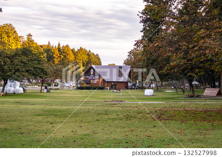 一片寬闊的草坪 132527998