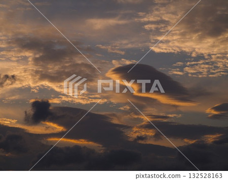 落日照亮的雲彩 132528163