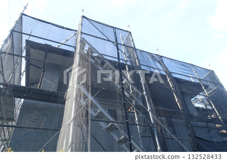 獨立式住宅外牆翻新工程的鷹架 132528433