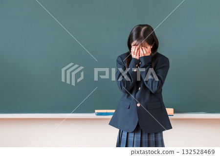 小學、國中和高中女生身穿校服，在學校黑板前哭泣 132528469