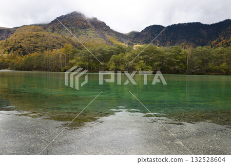 秋葉盛開時，大正池和梓川景色最迷人。 132528604