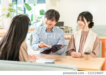 商人和女商人在商務會議空間的桌子旁討論業務 商人和女商人在商務會議空間的桌子旁討論業務 132529007