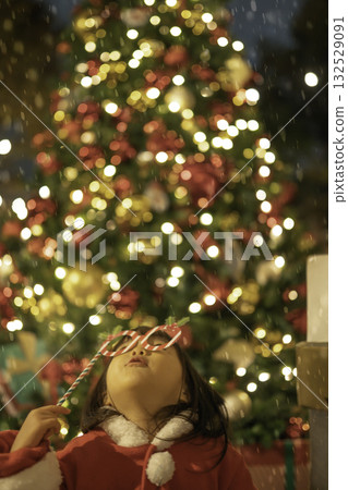 女孩抬頭看著聖誕樹 132529091