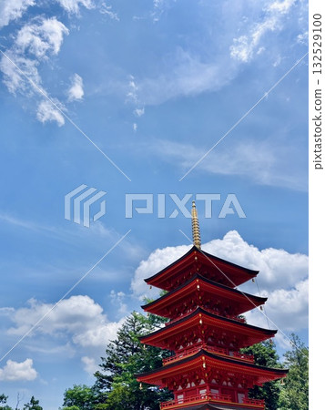 在草津溫泉的藍天映襯下，五層寶塔格外醒目。 132529100