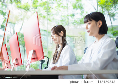 在辦公室工作的商務人士 132529838