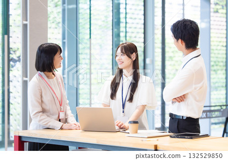 Business person having a meeting 132529850