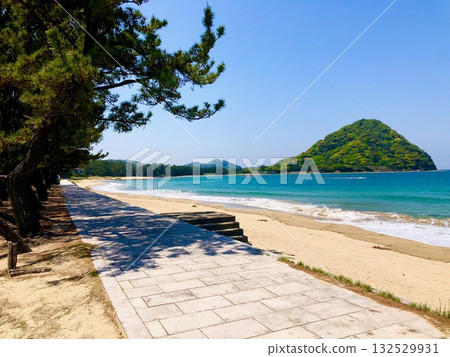 Hagi's Kikugahama Beach on a sunny day Hagi's Kikugahama Beach on a sunny day 132529931