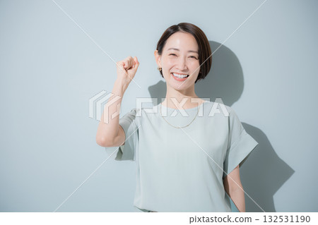 畫面中,一位女商人站在美麗的薄荷綠背景前,揮舞著拳頭歡呼雀躍。 畫面中,一位女商人站在美麗的薄荷綠背景前,揮舞著拳頭歡呼雀躍。 132531190