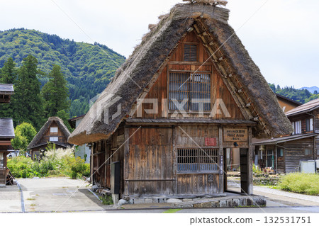 白川鄉合掌造房屋的景色以及被群山環繞的傳統休憩區 132531751