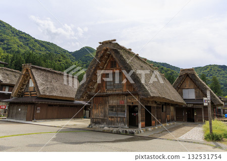 寧靜的鄉村景色，被合掌造風格的白川鄉村落和鬱鬱蔥蔥的山脈環繞。 132531754