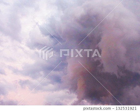 傍晚的天空，烏雲密布，預示著不祥之兆。 132531921