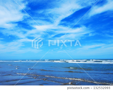 元須賀海灘碧空蕩蕩，海浪翻滾，景色優美。 132532093