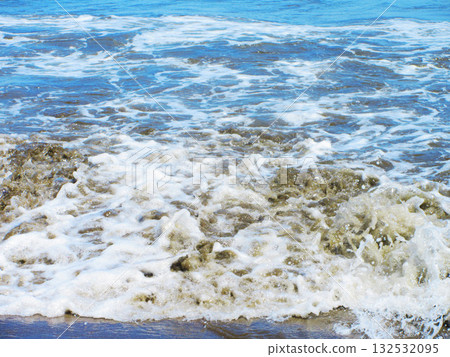 Beautiful scenery of the blue sky and waves at Motosuka Beach 132532095