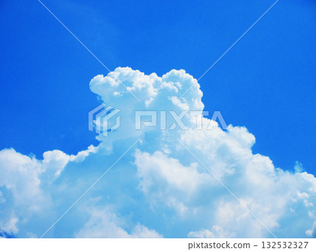 盛夏時節，藍天白雲，景色宜人。 132532327