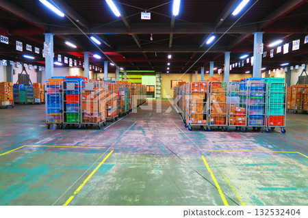 A view of the warehouse premises, including basket containers and containers inside the logistics warehouse A view of the warehouse premises, including basket containers and containers inside the logistics warehouse 132532404