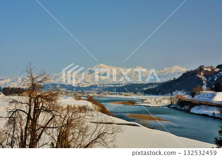 Winter view of the Uono River and Echigo Sanzan mountains from Horinouchi, Uonuma City, Niigata Prefecture Winter view of the Uono River and Echigo Sanzan mountains from Horinouchi, Uonuma City, Niigata Prefecture 132532459