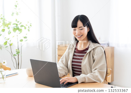 一名女大學生在家操作電腦 132533367