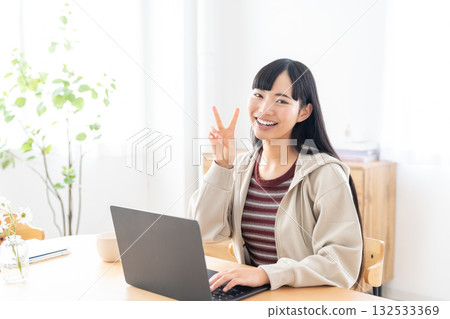 一名女大學生在家操作電腦 132533369