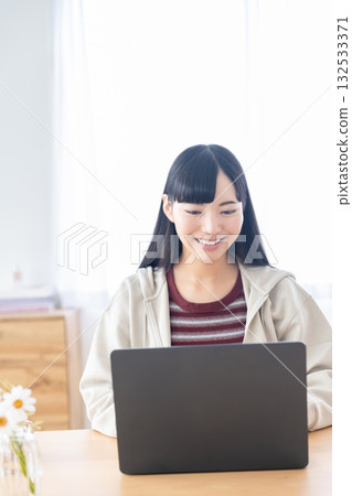 一名女大學生在家操作電腦 一名女大學生在家操作電腦 132533371