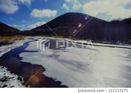 Kakumanbuchi Falls on Mount Akagi in Gunma Prefecture: Blue skies and mountains reflected on the lake surface in winter Kakumanbuchi Falls on Mount Akagi in Gunma Prefecture: Blue skies and mountains reflected on the lake surface in winter 132533575