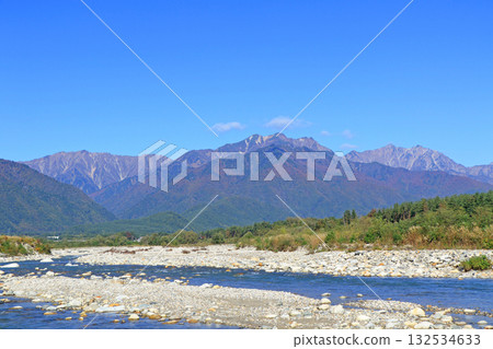 信濃大町山景:北阿爾卑斯山秋季景色,後立山山脈 信濃大町山景:北阿爾卑斯山秋季景色,後立山山脈 132534633