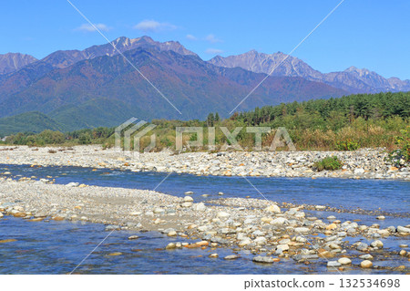 信濃大町山景：北阿爾卑斯山秋季景色，後立山山脈 132534698