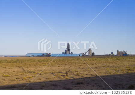 哈薩克廣大的乾旱草原和水泥廠/漢套水泥廠 132535128