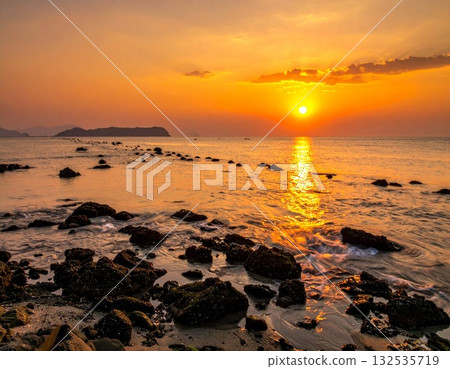 【AI生成影像】壯麗的海景日落 132535719