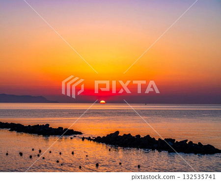 【AI生成影像】壯麗的海景日落 132535741