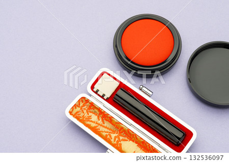 一套日本傳統印章與印泥 132536097