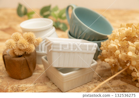 一張西式餐具的餐桌照片:燉鍋和湯杯整齊地擺放在膠合板上。 一張西式餐具的餐桌照片:燉鍋和湯杯整齊地擺放在膠合板上。 132536275