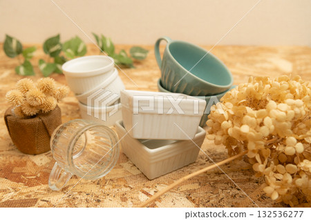 A table photo of Western-style tableware: cocottes and soup cups lined up on plywood A table photo of Western-style tableware: cocottes and soup cups lined up on plywood 132536277