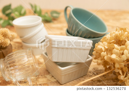 一張西式餐具的餐桌照片:燉鍋和湯杯整齊地擺放在膠合板上。 一張西式餐具的餐桌照片:燉鍋和湯杯整齊地擺放在膠合板上。 132536278