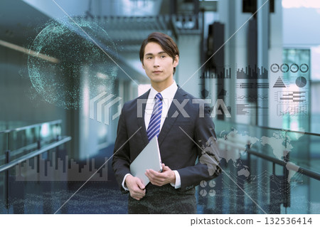 DX數位影像:一位穿著西裝的年輕男子站在電腦前。照片由Sky Perfect東京媒體中心提供。 DX數位影像:一位穿著西裝的年輕男子站在電腦前。照片由Sky Perfect東京媒體中心提供。 132536414