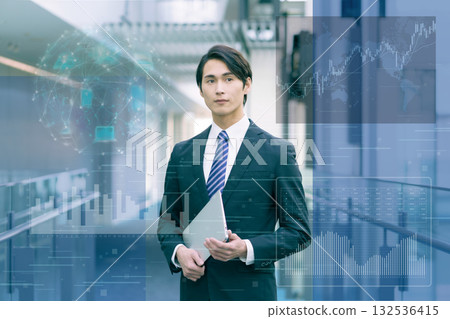 DX數位影像：一位穿著西裝的年輕男子站在電腦前。照片由Sky Perfect東京媒體中心提供。 132536415