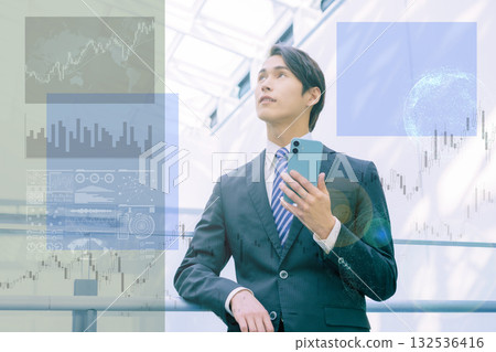 DX數位影像：一位身穿西裝的年輕男子手持智慧型手機站立。照片由Sky Perfect TV東京媒體中心提供。 132536416