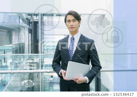 DX數位影像:一位穿著西裝的年輕男子站在電腦前。照片由Sky Perfect東京媒體中心提供。 DX數位影像:一位穿著西裝的年輕男子站在電腦前。照片由Sky Perfect東京媒體中心提供。 132536417