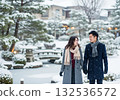一對情侶在雪地裡散步 132536572