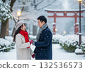 一對情侶在雪地裡散步 132536573