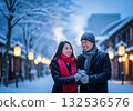 一對情侶在雪地裡散步 132536576