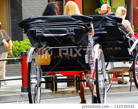 【東京,淺草寺】遊客、人力車和人力車夫 【東京,淺草寺】遊客、人力車和人力車夫 132536585