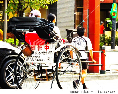 【東京,淺草寺】遊客、人力車和(正在接受訓練的)人力車夫 【東京,淺草寺】遊客、人力車和(正在接受訓練的)人力車夫 132536586