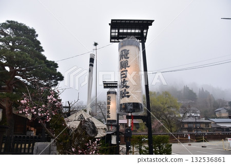 日本岐阜縣高山市-日枝神社禦旅所裝飾著燈籠,據說在春季高山節期間,眾神會在這裡休息。 日本岐阜縣高山市-日枝神社禦旅所裝飾著燈籠,據說在春季高山節期間,眾神會在這裡休息。 132536861