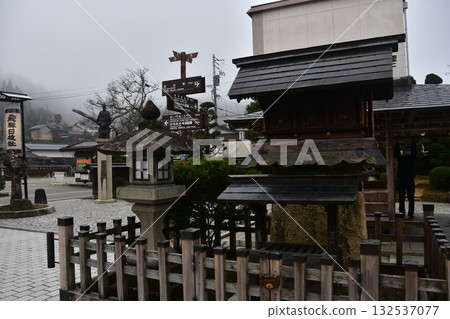 日本岐阜縣高山市：日枝神社禦旅所裝飾著燈籠，神社內的建築物以及指示旅遊景點的標誌。 132537077