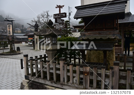 日本岐阜縣高山市：日枝神社禦旅所裝飾著燈籠，神社內的建築物以及指示旅遊景點的標誌。 132537078