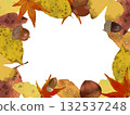秋天落葉和堅果的框架 132537248