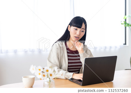 在家操作個人計算機的少婦 132537260