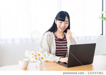 在家操作個人計算機的少婦 132537261