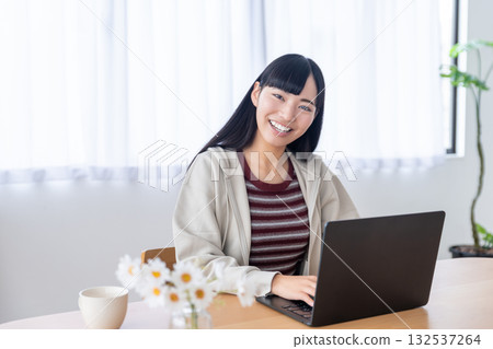 在家操作個人計算機的少婦 132537264